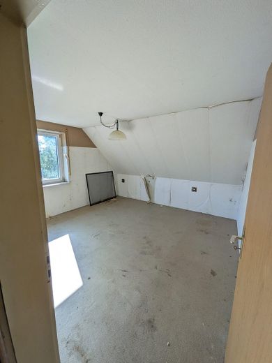 Sanierungsbedürftiges 2-Familienhaus in ruhiger Lage mit großem Garten – Foto 4