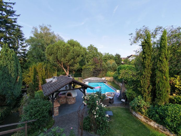 Wohnen am Wasser: Ehemaliges Mühlenanwesen mit Pool, Bachgrundstück und 3 Wohneinheiten – Blick auf den Garten