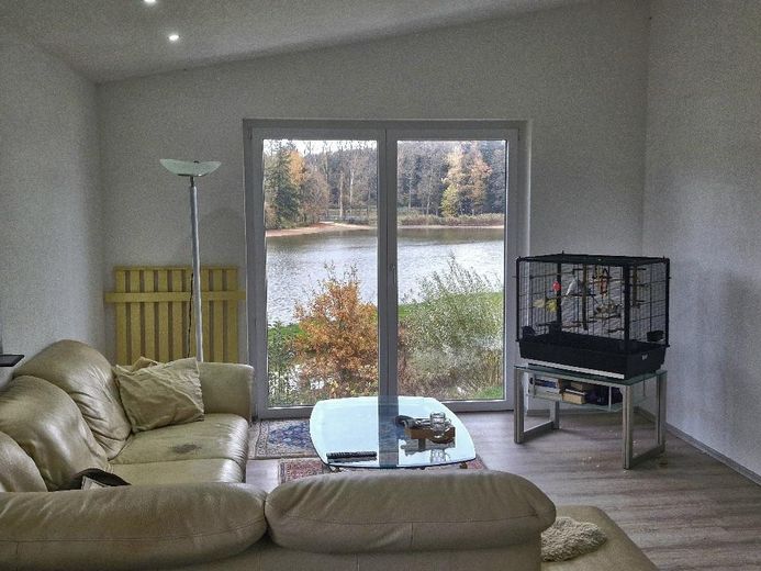 Centro ippico senza provvigioni sul lago con maneggio coperto, campo da equitazione e 15 box per cavalli – Wohnzimmer mit  Seeblick