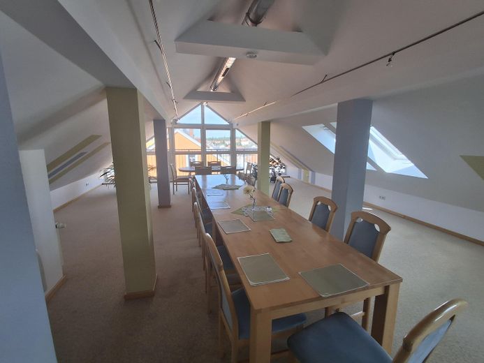 Penthousewohnung in Freiberg zu vermieten – Wohnzimmer