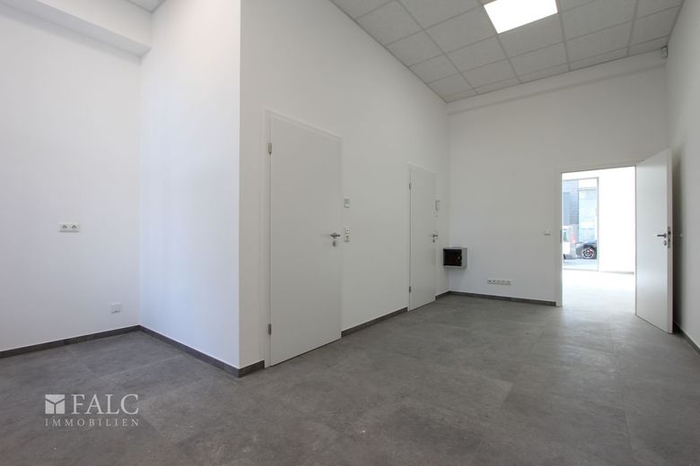 Große Fenster, große Chancen: Ihr neues Geschäft in Stolberg! – Büro