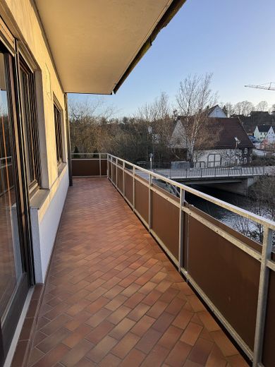 Helle 4-Zimmer Wohnung mit großem Balkon, Garten und Kamin – Balkon