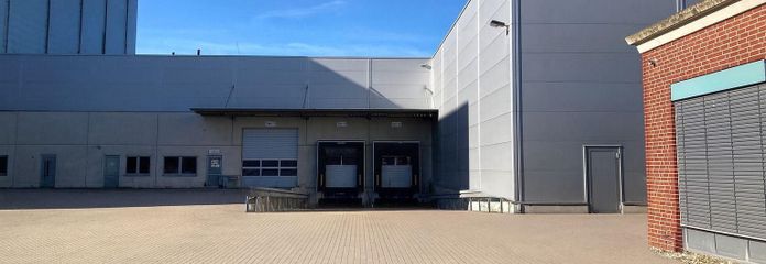 Productie- en opslaghal met kantoor
