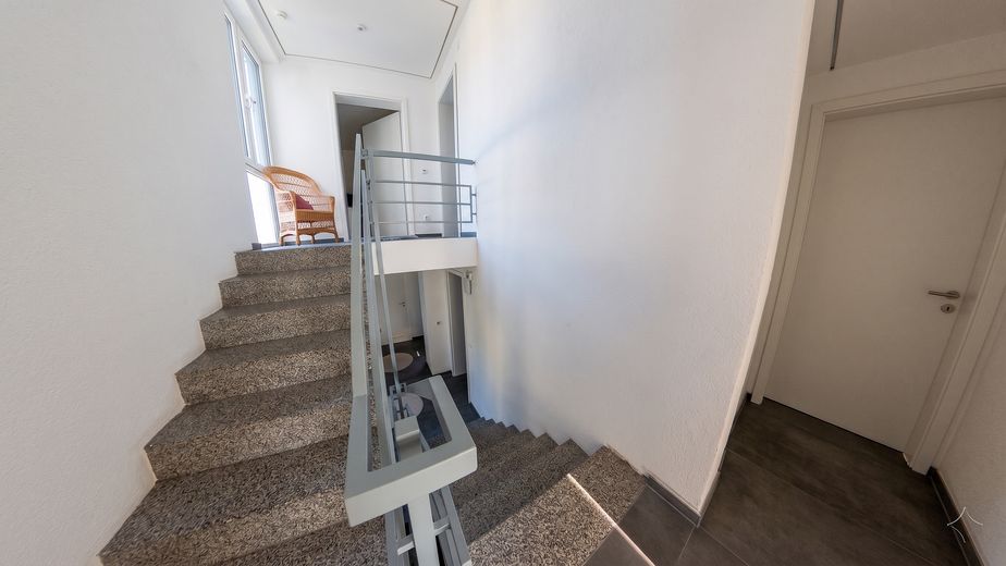 Modernisiertes Familienhaus mit Pool, Sauna, Flächenkühlung/Heizung, Smart Home & PV-Anlage – Flur