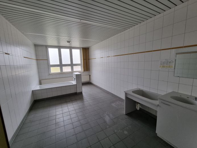 1.9 ha Bauland + Gewerbeobjekte + für Solar , Lager ab 99.000 Euro – Krankenhaus_Behandlungsraum_2