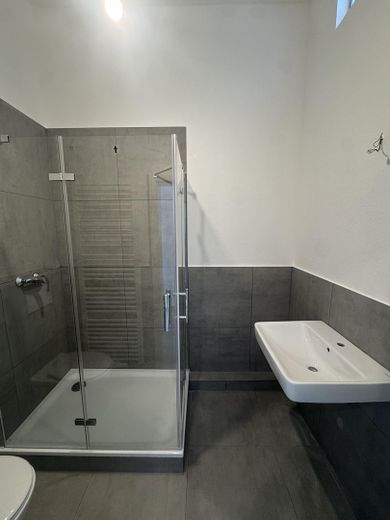 *Erstbezug* Kernsanierte 3-Zimmer Altbau Wohnung auf der Bergerstraße mit EBK und Balkon – Badezimmer mit Dusche 