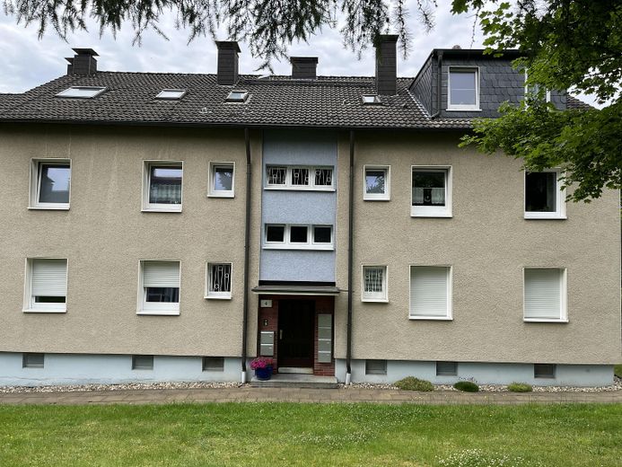 2.5-room attic apartment with large balcony & view of the greenery in Bochum-Harpen – Vorderseite Haus