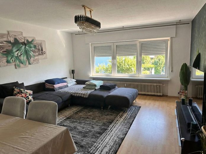 5 % de rentabilidad por alquiler, garantía de alquiler de 10 años, posible sin capital propio – apartamento de 3 habitaciones con garaje en Hattersheim – Wohnzimmer