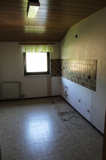 Zweifamilien-Wohnhaus in der Kleinstadt Leun im Lahn-Dill-Kreis. Der Kaufpreis ist verhandelbar. – OG Küche 1