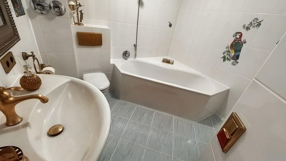 Charmante 3-Zi.- Maisonettewhg, TG-Stellplatz ,Garten, Balkon in grüner Lage von Hamburg Meiendorg – Badezimmer