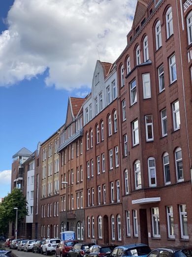 Sofortbezug! Helle 5-Zimmer-Altbauwohnung m. Balkon über den Dächern von Kiel zu kaufen. – Helle Altbauwohnung im 4.OG