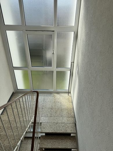 Ubicación perfecta, renovada con materiales de alta calidad: exclusivo apartamento de 3 habitaciones – Treppenhaus