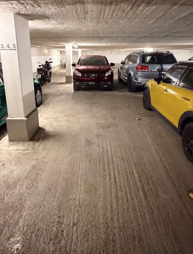 Lichtdurchflutete 3 Zimmer Wohnung mit eigenem Tiefgaragenstellplatz zu verkaufen – Tiefgarage