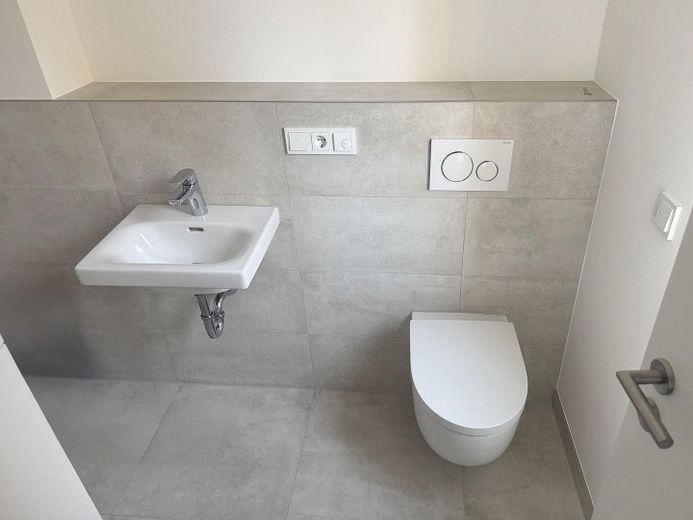Almost finished: semi-detached house with garden & fireplace near Dresden – Gäste WC