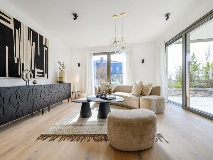 Königsteiner Eleganz mit einem Privatgarten von 233 m² – Foto 1