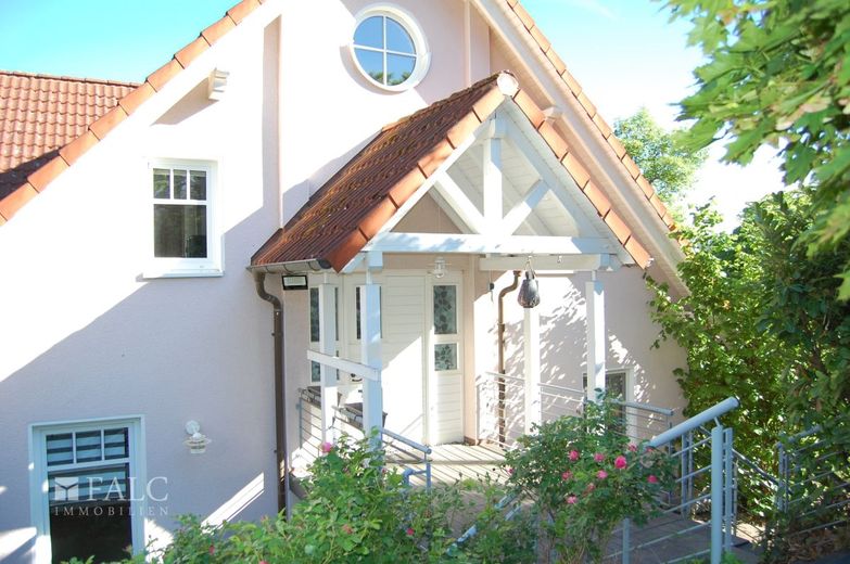 ++Viel Platz für Ihre Wohnträume: Einfamilienhaus mit Einliegerwohnung auf einem großen Grundstück++ – Hauseingang