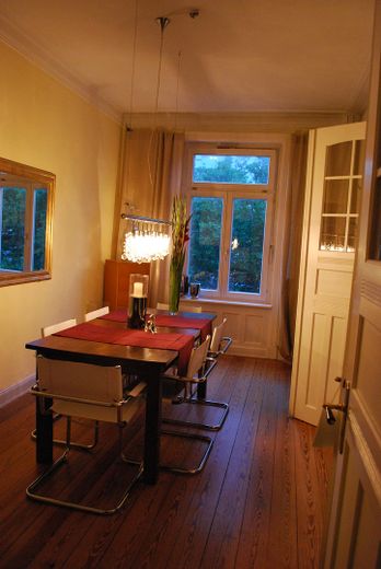 3 pok. mieszkanie w starej zabudowie Eimsbüttel, zmodernizowane, wysokie sufity, drewniane deski, sztukaterie, ok. 70 m², wolne/gotowe do zamieszkania – Esszimmer