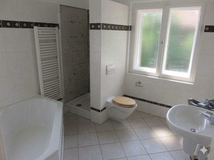 Sonnenterrasse und Saunalandschaft nahe Spandauer Forst – Badezimmer Obergeschoss