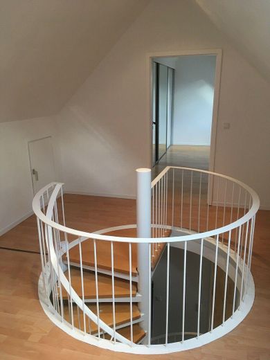 Senza provvigione: appartamento maisonette di 3,5 locali a Lüneburg (105m² di superficie abitabile), pompa di calore, balcone esposto a sud, posto auto – Arbeitszimmer im Dachgeschoss