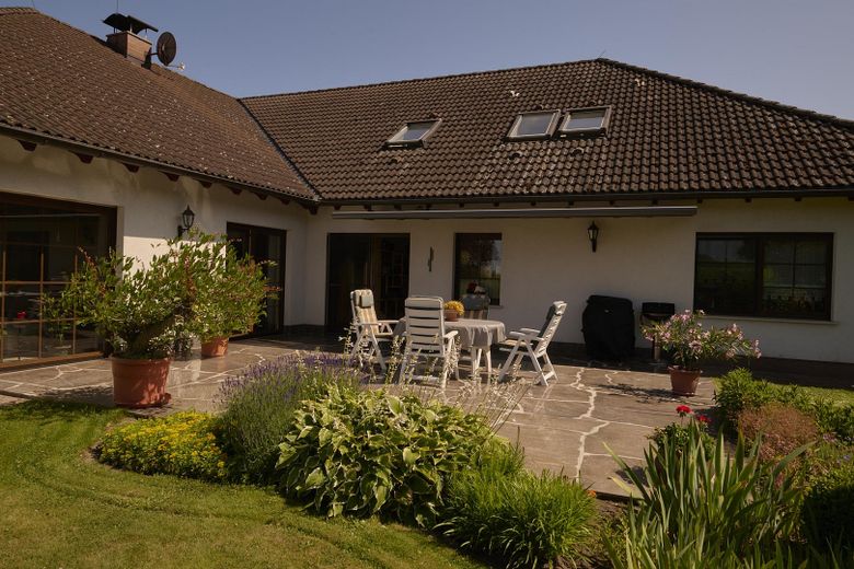 Großzügiges Einfamilienhaus auf traumhaft schönem Grundstück – Terrasse