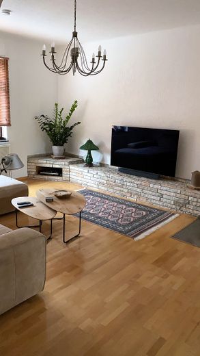 Wohnen und Arbeiten: Stilvolles Mehrfamilien- und Geschäftshaus mit großem Garten. – 1. OG Wohnzimmer