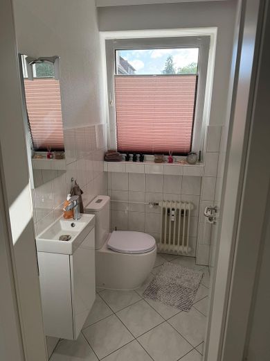 Helle 3-Zimmer-Erdgeschosswohnung mit Balkon und Garage in ruhiger Lage von Horn-Bad Meinberg – Tageslicht-WC (separat)