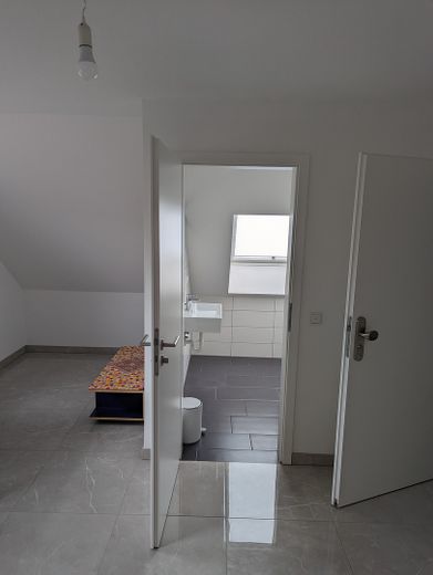 Einfamilienhaus nähe Saturnarena – DG Bad
