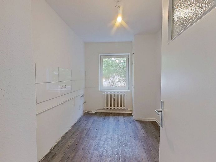 Die Blätter fallen, Ihre Miete auch: Helle 3-Zimmer-Wohnung mit Balkon – Ansicht I: Küche