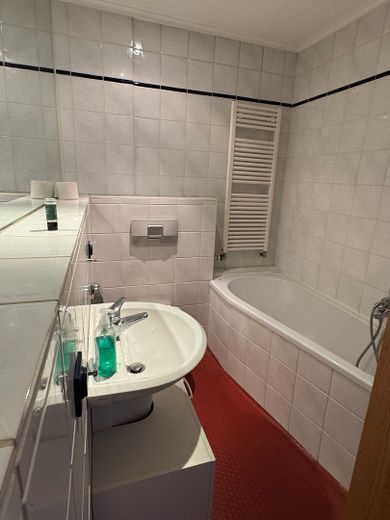 vollausgestattes, modernes Bad