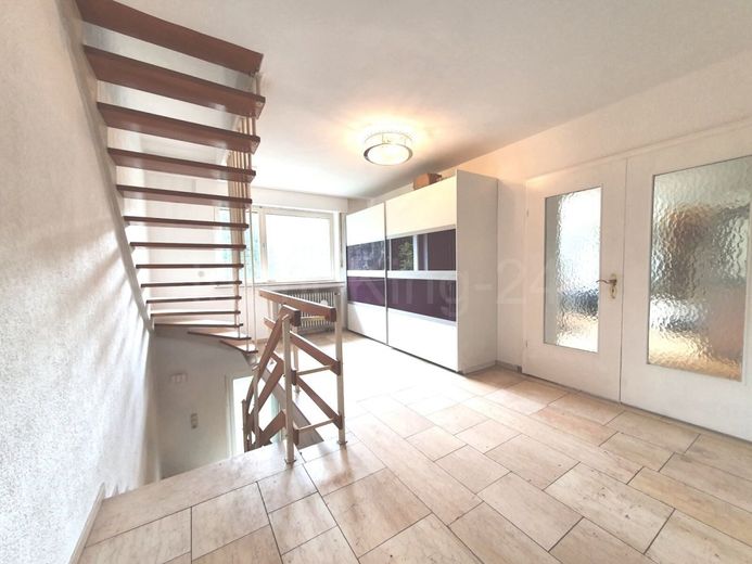 ++ BESONDERES EINFAMILIENHAUS + SONNENTERRASSE + GARTEN IN TRAUMLAGE!! ++ – FLURBEREICH