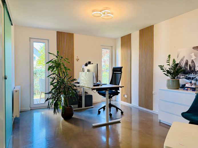NEU: Familiengerechtes EFH, umfassend modernisiert, mit großen Garten | provisionsfrei – Zimmer EG