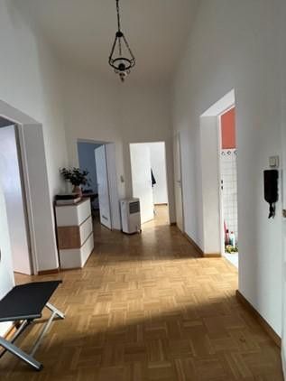 Sehr gut geschnittene Altbauwohnung in der Nähe vom Main und Baseler Platz – Flur