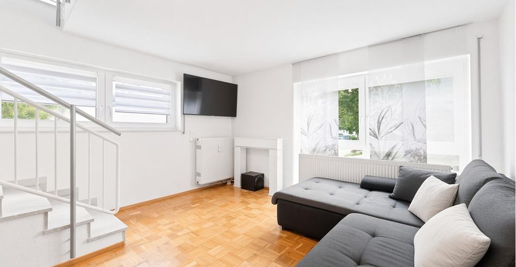 2-Etagen-Wohnung mit 2 Bädern, EBK, Terrasse, Balkon, PV-Anlage & 2 TG-Stellplätze – Wohnbereich EG