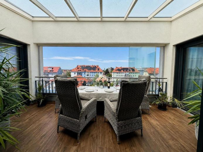 Exklusive 4-Zimmer-Penthouse-Wohnung in der Stadtmitte Offenburg – Überdachte Terrasse/Loggia