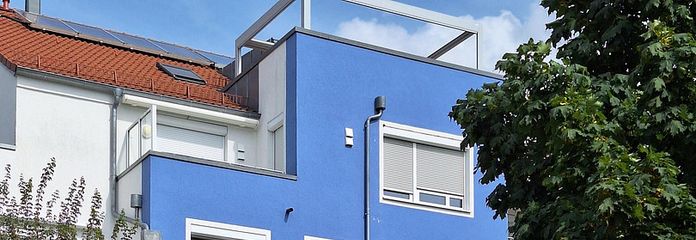 Großzügige, helle und neuwertige 2 Zimmerwohnung, TOP - energieeffizient und provisionsfrei. – Hausansicht Straße