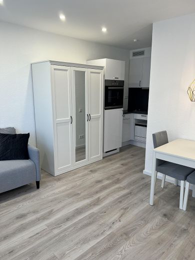 Moderne vollmöblierte 1-Zimmerwohnung mit Blick in die Stadt – Foto 3