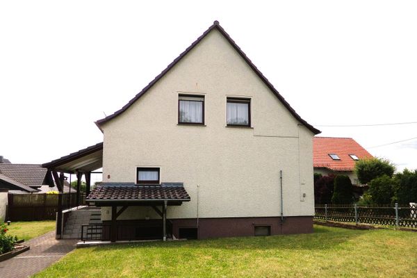Unter 150.000 €: 131 m² Familienhaus mit 4 Schlafzimmern, 2 Bädern & 2 Garagen – provisionsfrei