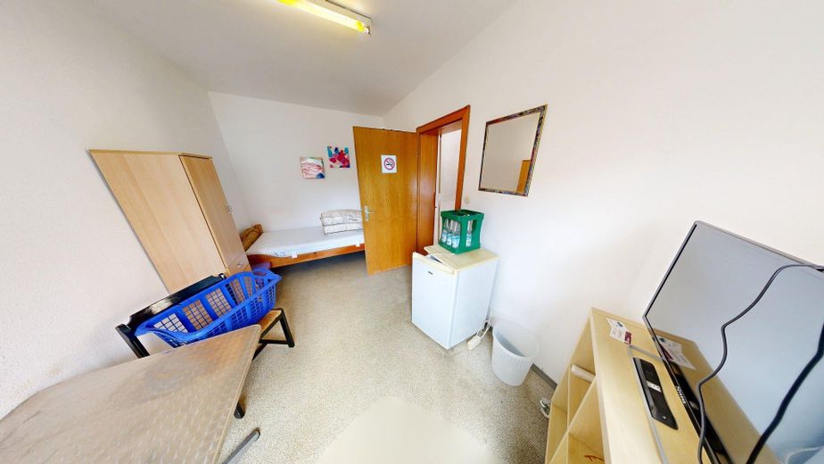 Kapitalanlage mit 2 Wohneinheiten, Gewerbe und Entwicklungspotenzial – Zimmer EG