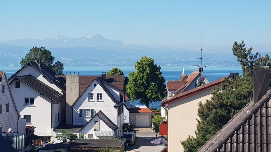 3-Zimmer Wohnung in Traumlage mit Küche und Terrasse – Blick auf den See vom Haus