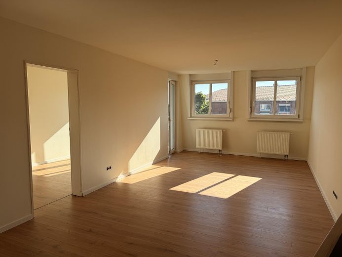 renovierte 2 Raum Wohnung mit Klima, EBK und TG Stellplatz – Wohnzimmer