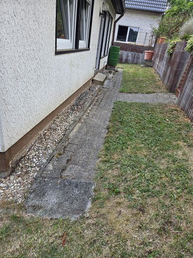 Schönes freistehendes Einfamilienhaus zu verkaufen – Garten mit Weg zur Terasse