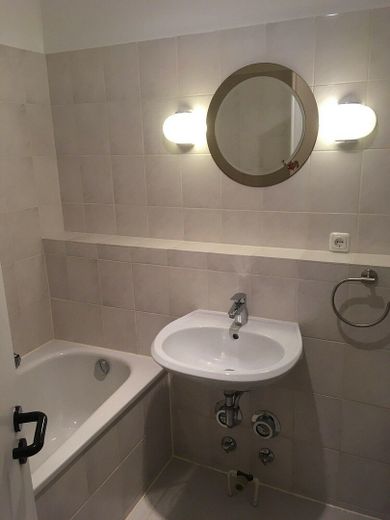 Senza provvigione: appartamento maisonette di 3,5 locali a Lüneburg (105m² di superficie abitabile), pompa di calore, balcone esposto a sud, posto auto – Waschbecken im Vollbad
