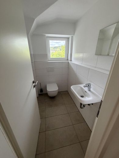 شقة مشرقة وواسعة مكوّنة من 3,5 غرف مع تجهيزات راقية في باد ميرغنتهايم – Gäste WC