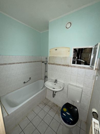 Bad (unsanierte Wohnung)