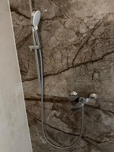 Sofort einziehen: Exklusive Neubauwohnung am Steinberger See mit Terrasse – Dusche mit Designerfliesen