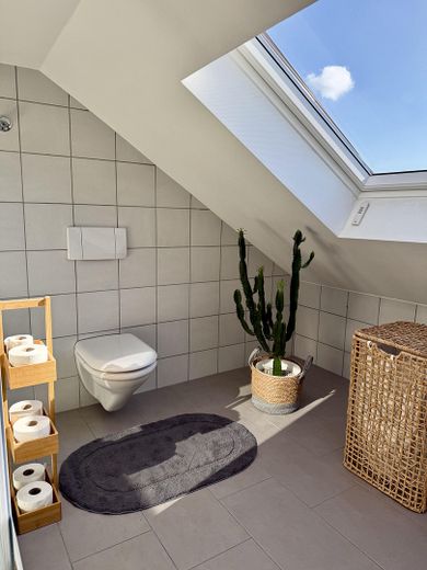Maisonette de estilo antiguo inundada de luz, con chimenea, aire acondicionado y un ambiente residencial tranquilo – Badezimmer OG - Toilette