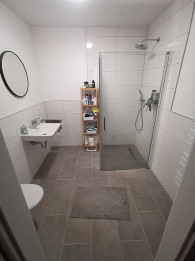 Erdgeschosswohnung (Neubau) mit großer Terrasse in Merzenich – Badezimmer