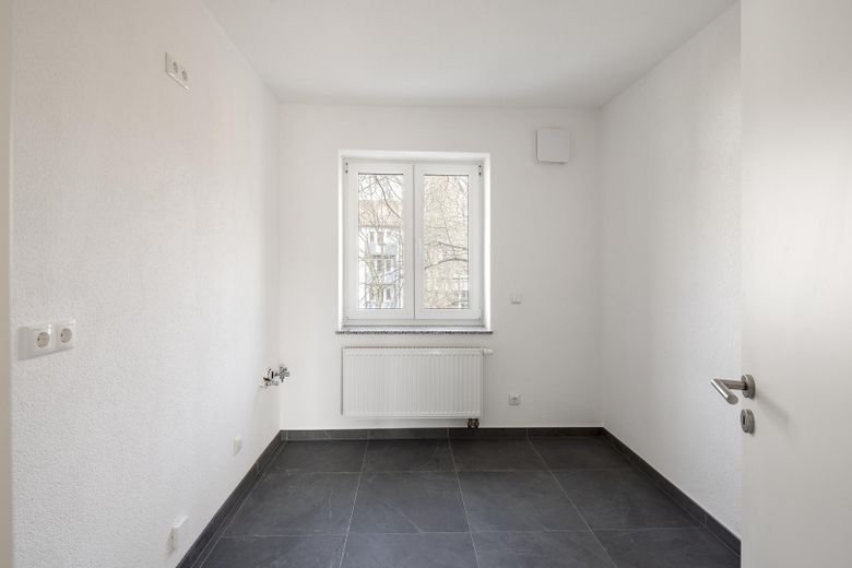 Erstbezug nach Kernsanierung: Helle 3-Zimmer-Wohnung in Mehrfamilienhaus (2.OG) – Küche