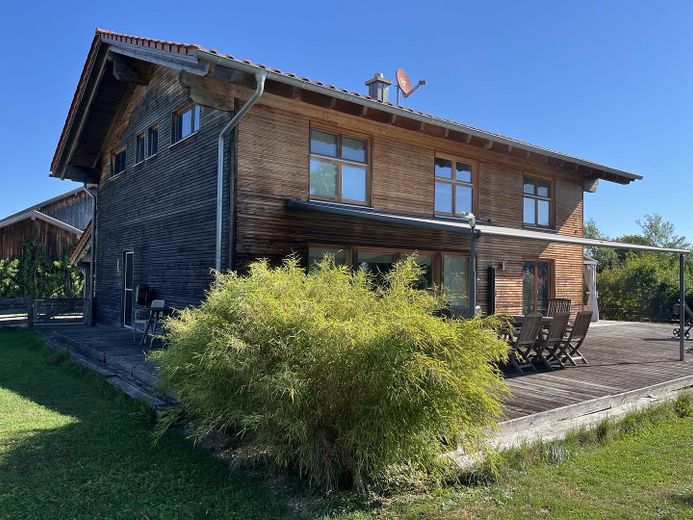 Chiemsee yakınlarında köy konumunda modern ahşap ev – Haus