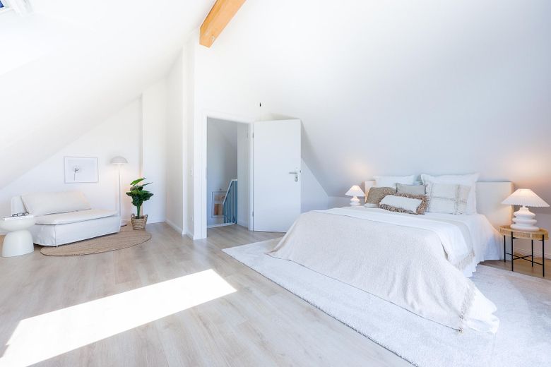 *** Provisionsfrei und sofort verfügbar: Moderne Doppelhaushälfte in toller Lage *** – Schlafzimmer DG